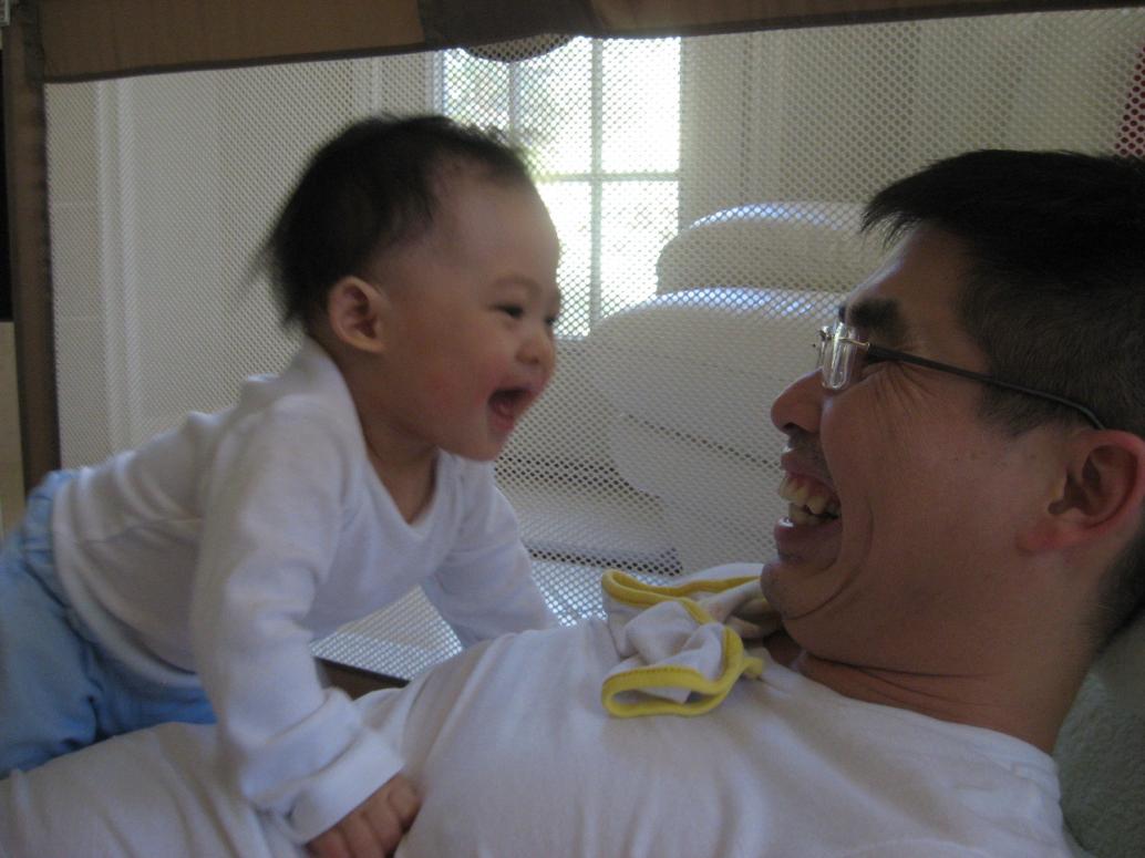 ...bây giờ con đợi Ba đi làm về để con leo lên mình Ba chơi.