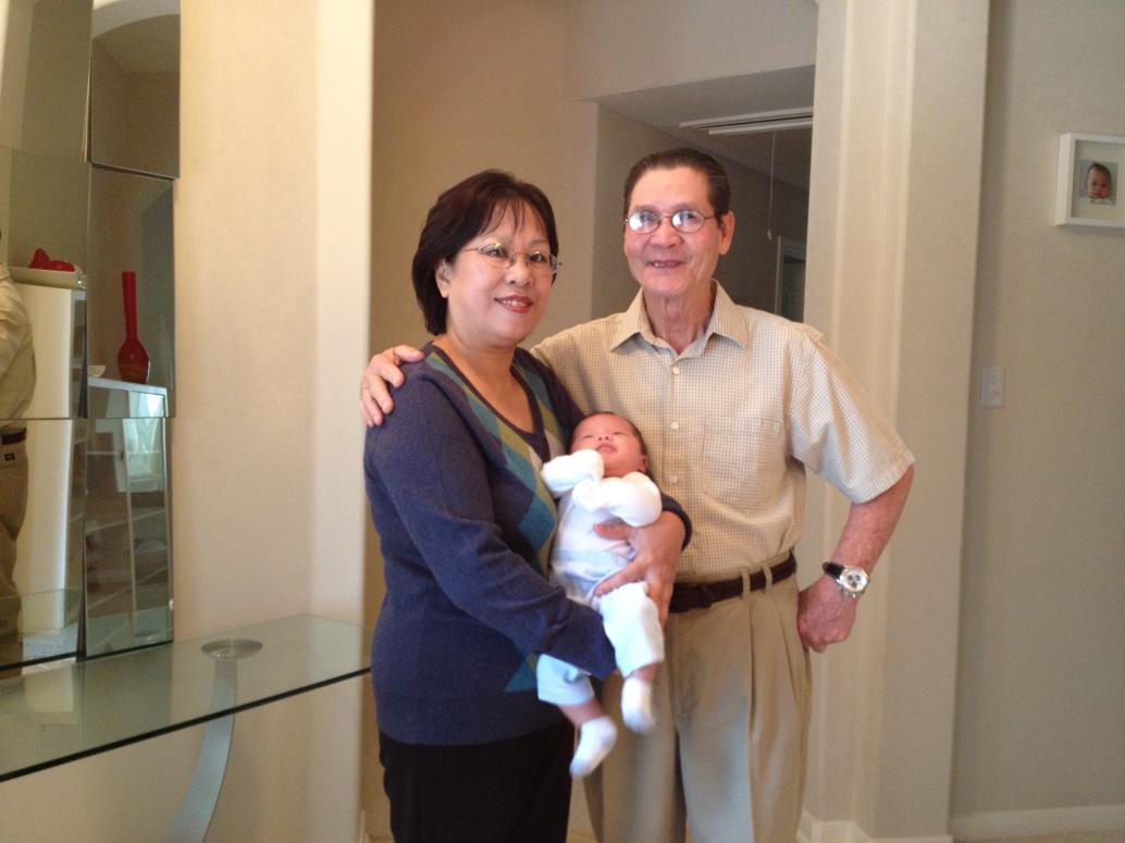 Ngày 7/29 Nội chụp hình với em trước khi về.