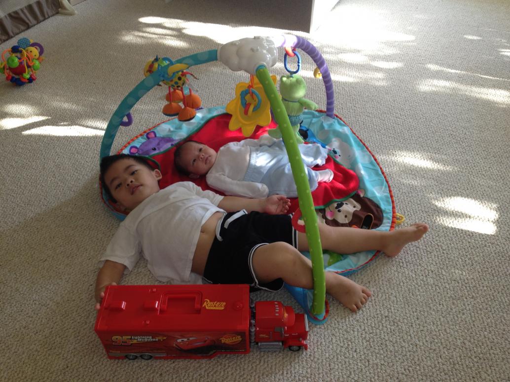 Giờ thì nằm tràn ra khỏi miếng lót luôn.