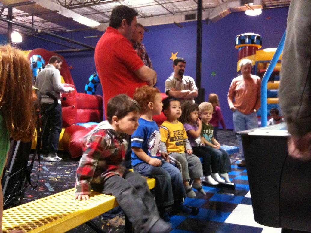 Cả đám học chung từ nhỏ ngồi coi người ta chơi banh bàn. Ngoài cùng bên trái là Diego, Jack, con, Mariana, và Tyler.