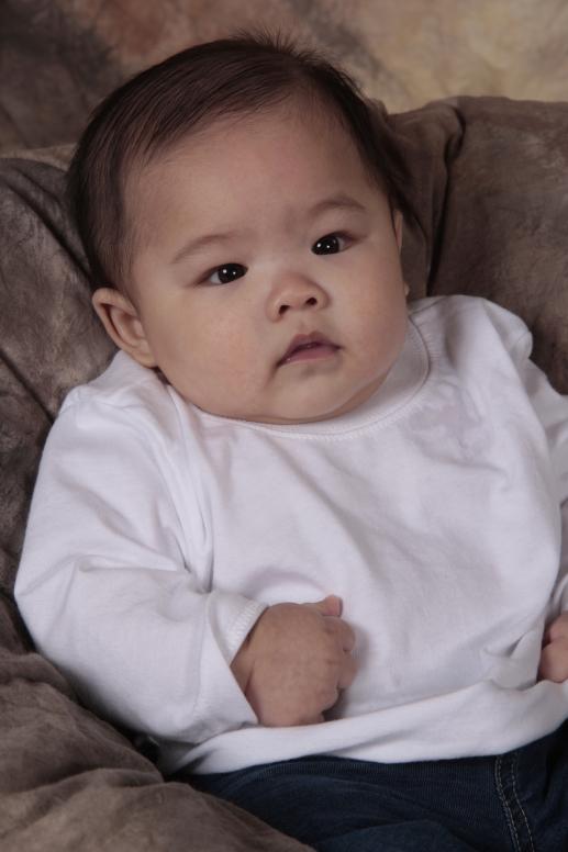 Em thì ngoan ngoãn chờ, không nói năng chi.