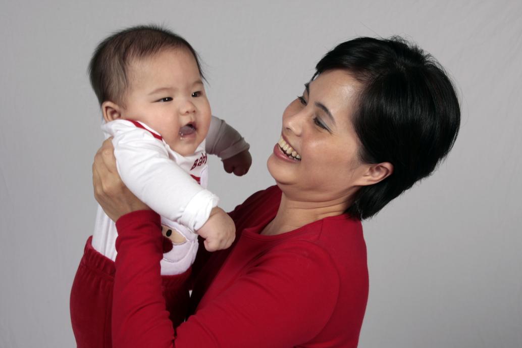 Tập 2 mọi người mặc đồ đỏ.  Ông chụp hình nhân lúc em cười vui chụp vài cái cho Mẹ và em.