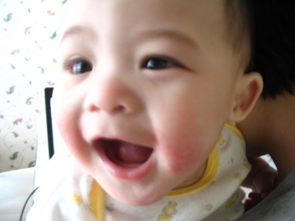 Chú Lâm thì lãnh nhiệm vụ chụp hình cho con