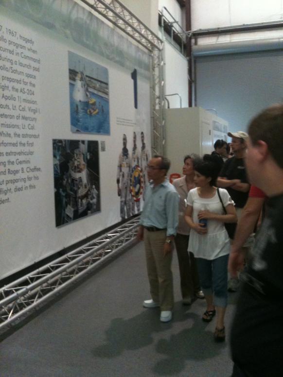 Coi hành trình lên mặt trăng, khám phá vũ trụ cùa loài người.