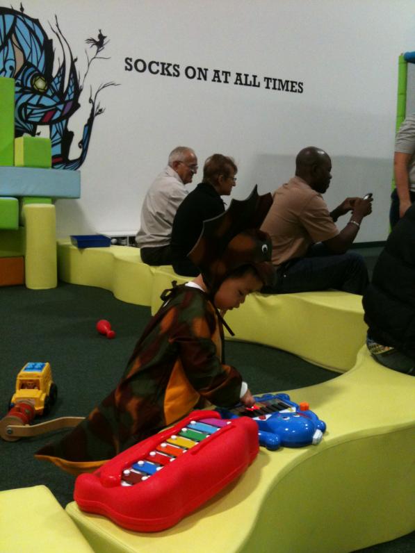 Haloween năm nay con làm khủng long.  Con lựa bộ đồ này đó.