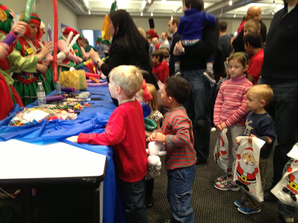 Anh Hai xếp hàng chờ lấy bong bóng.