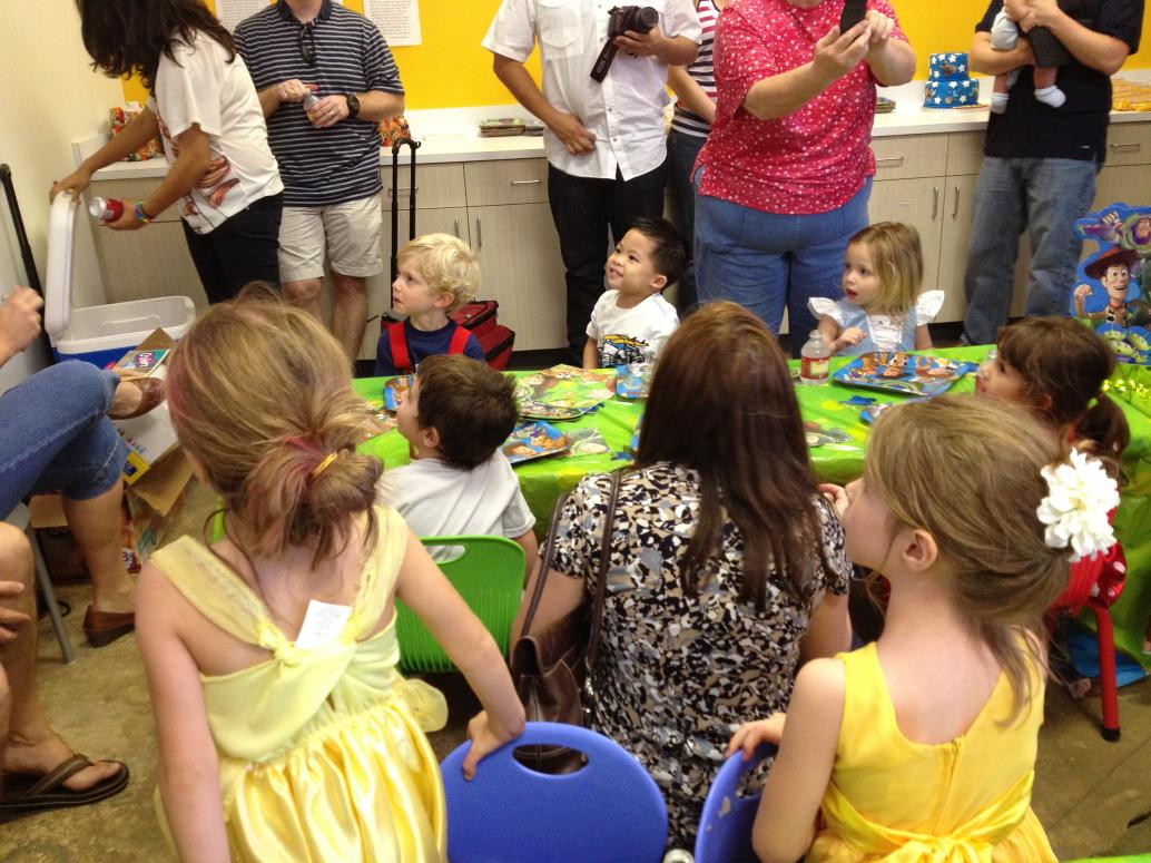 Tới giờ ăn sinh nhật rồi, nhiều bạn quá.