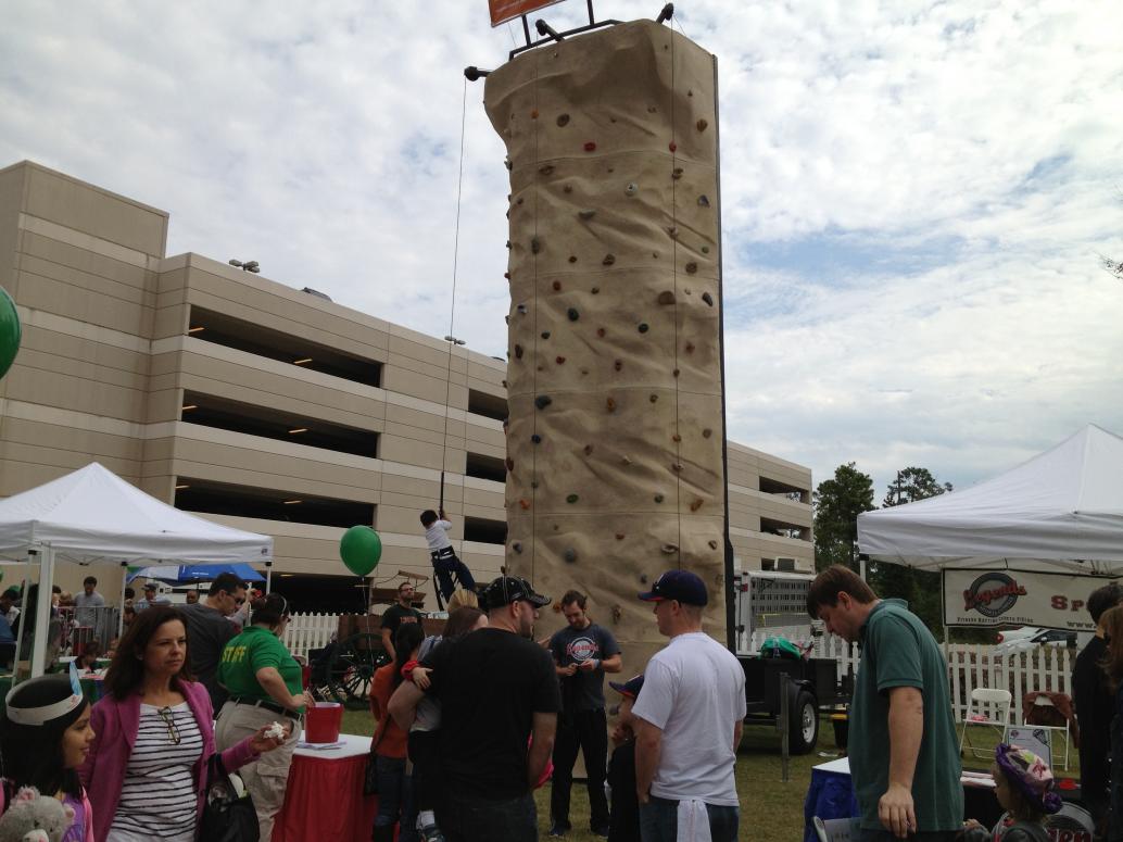 Sau đó là màn leo cột.