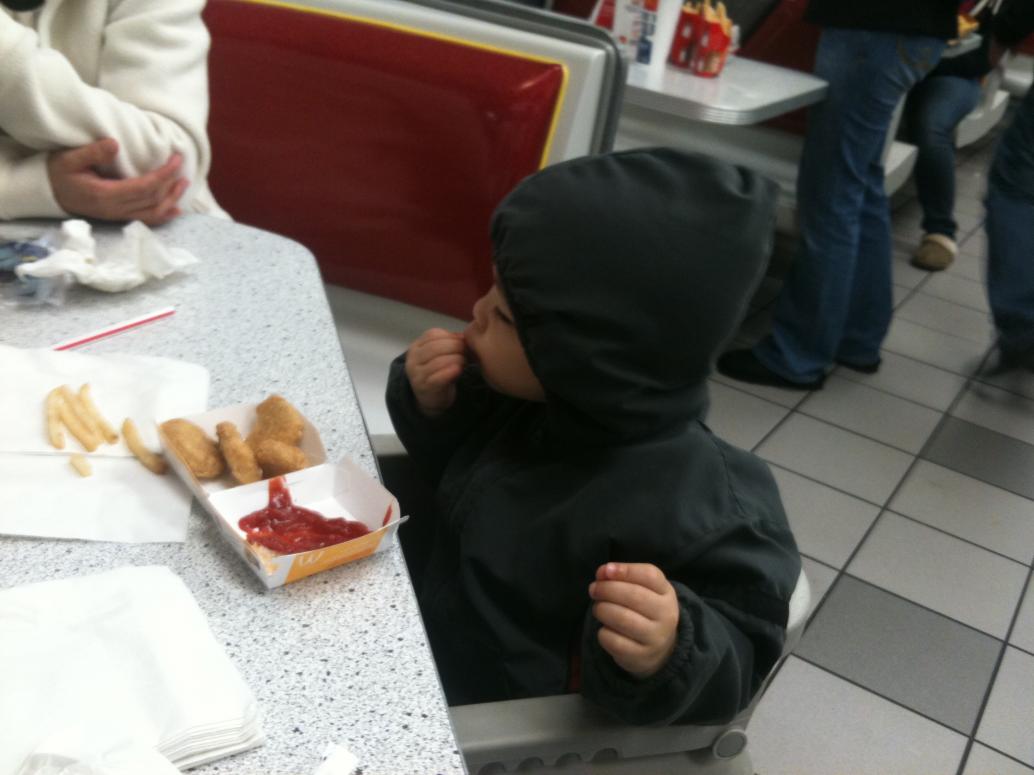 Tới thành phố Alexandria, bang Virginia, mọi người ghé McDonald's ăn, con cũng ăn gà chiên ngon lành.