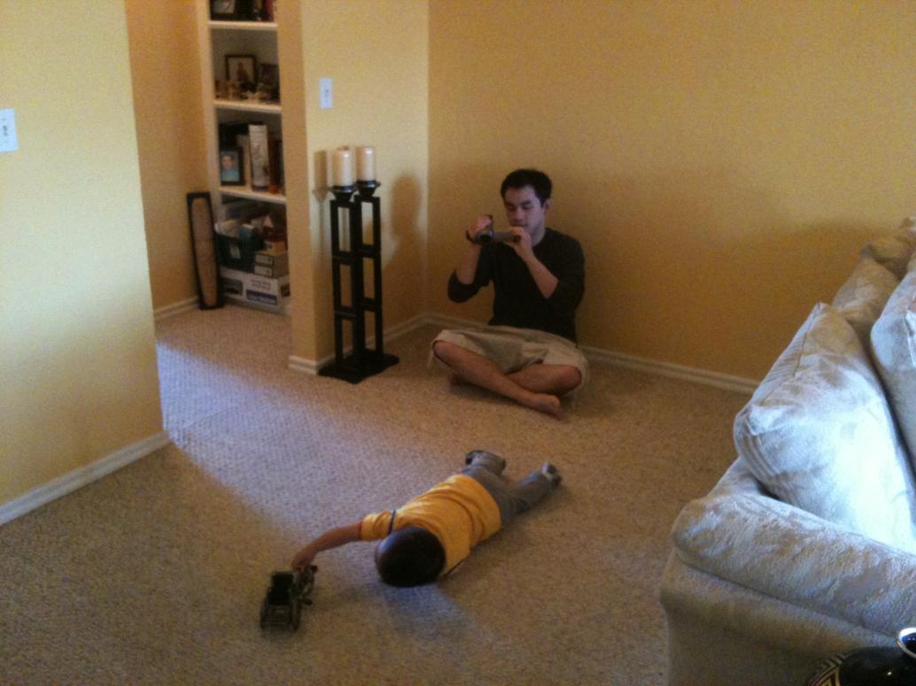 Lâm thì đi theo em quay phim, chụp hình suốt.