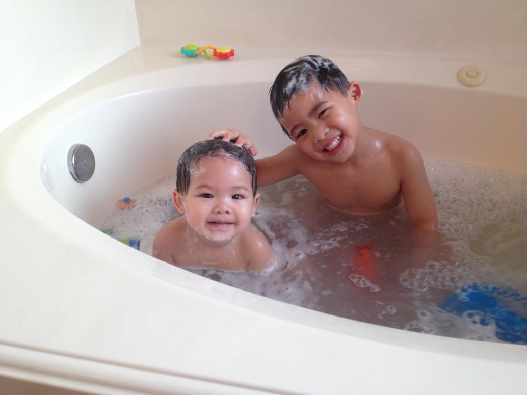 Hai đứa vui quá xá!