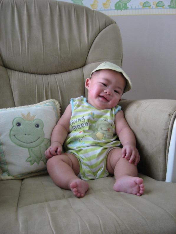 Lần đầu tiên con mặc áo sát nách. Nhìn con xấu ghê, cục cưng ơi.