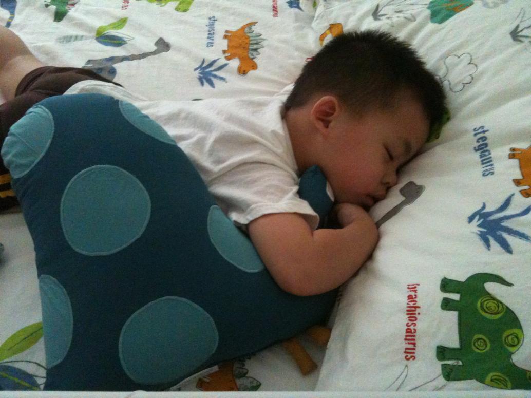 Chơi với khủng long một hồi ngủ luôn. Bữa đầu tiên ngủ trên giường lớn con ngủ thẳng giấc tới sáng.