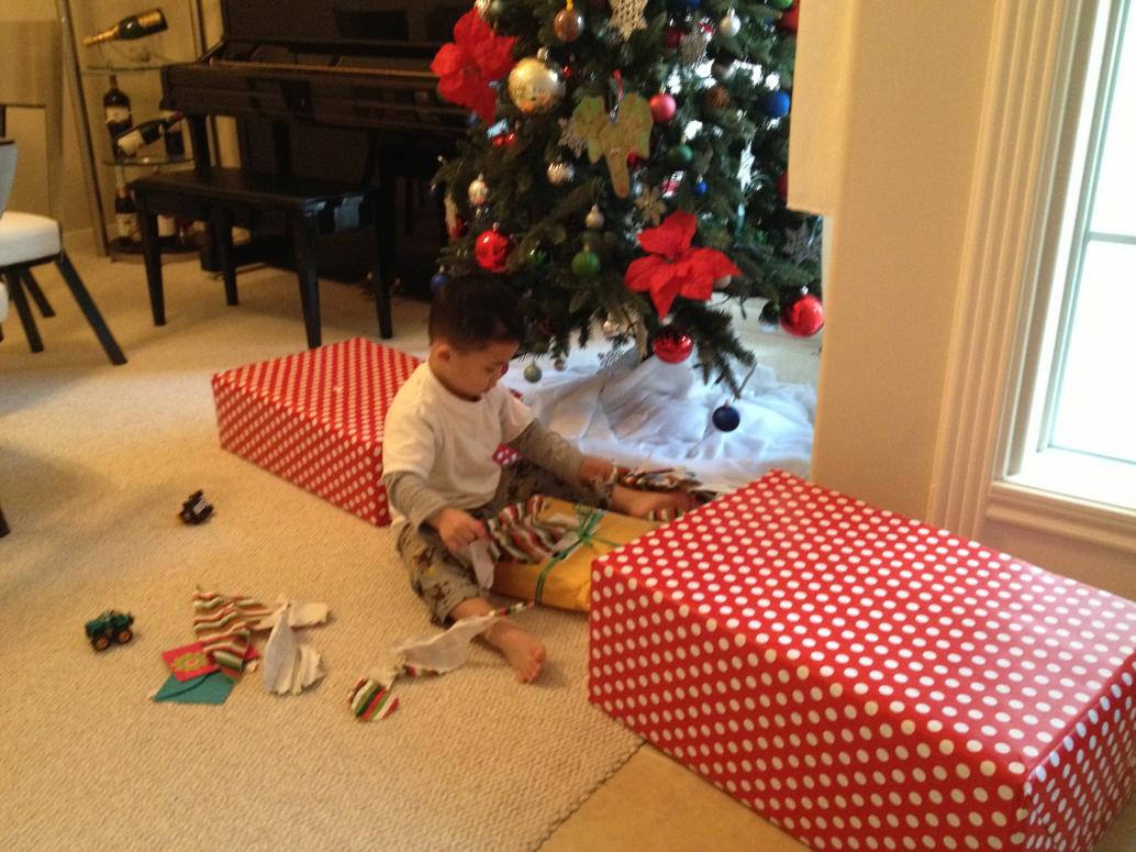 1 tuần trước khi tiệc sinh nhật con mở quà luôn, không đợi được nữa rồi.