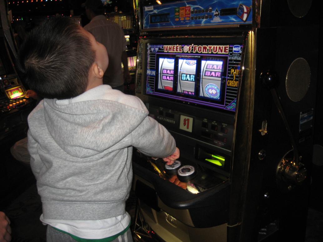 Trên tàu có máy đánh bài. Con kéo máy thử, nhưng mà sau đó bị đuổi ra vì không đủ tuổi.  Đáng lẽ phải có máy cho con nít hén, hìhì.