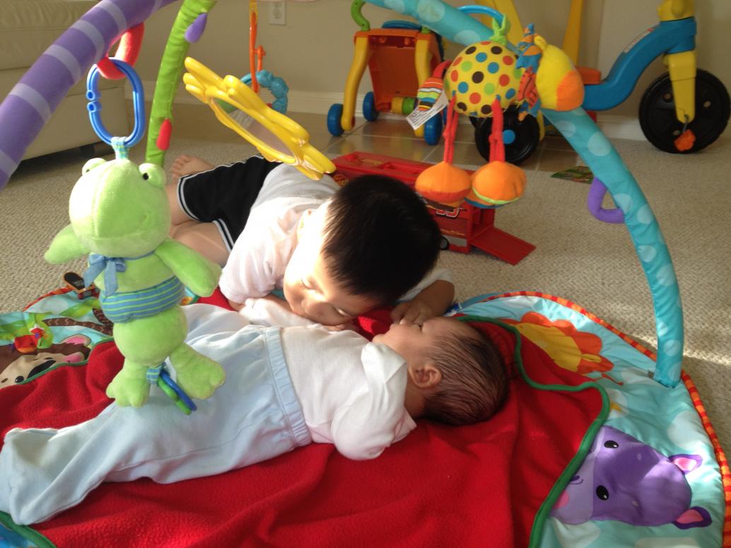 ...nhưng mà con thương em lắm, tự động lại hun em.