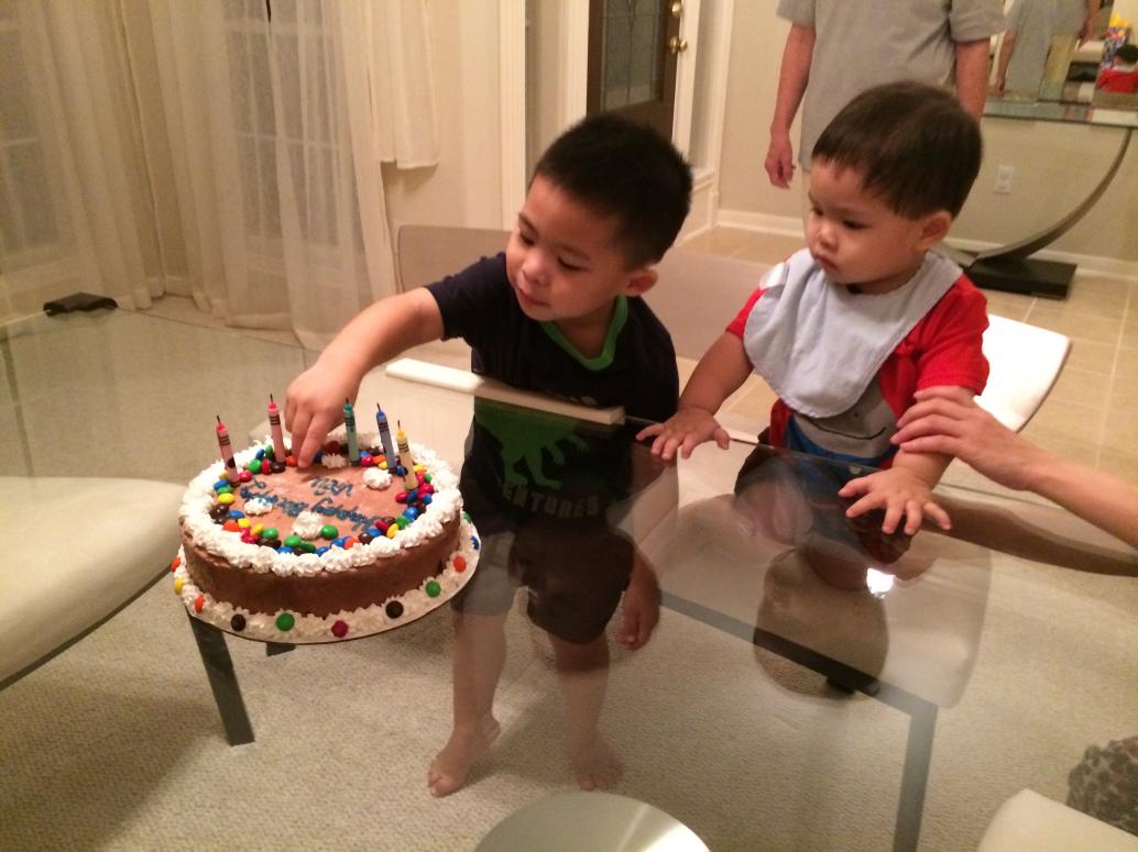 Tối về cả nhà quây quần ăn bánh kem.