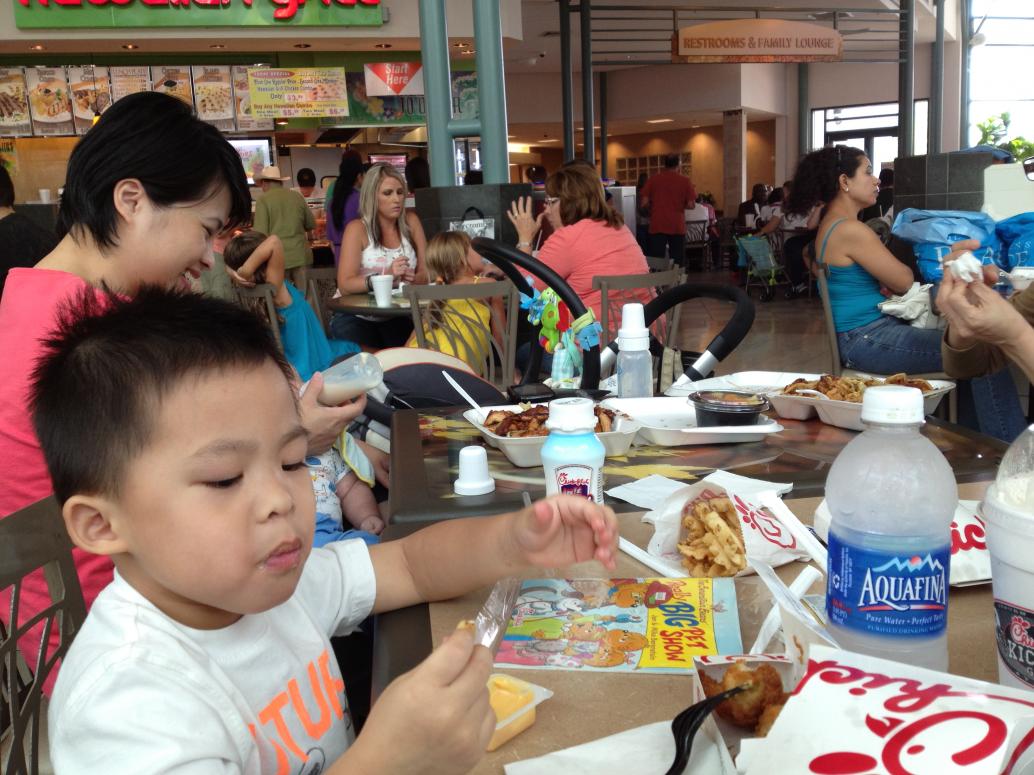 Ngày 8/18/2012 nhà mình đi mua sắm và ăn uống với Má Tư.  Con ăn gà chiên,