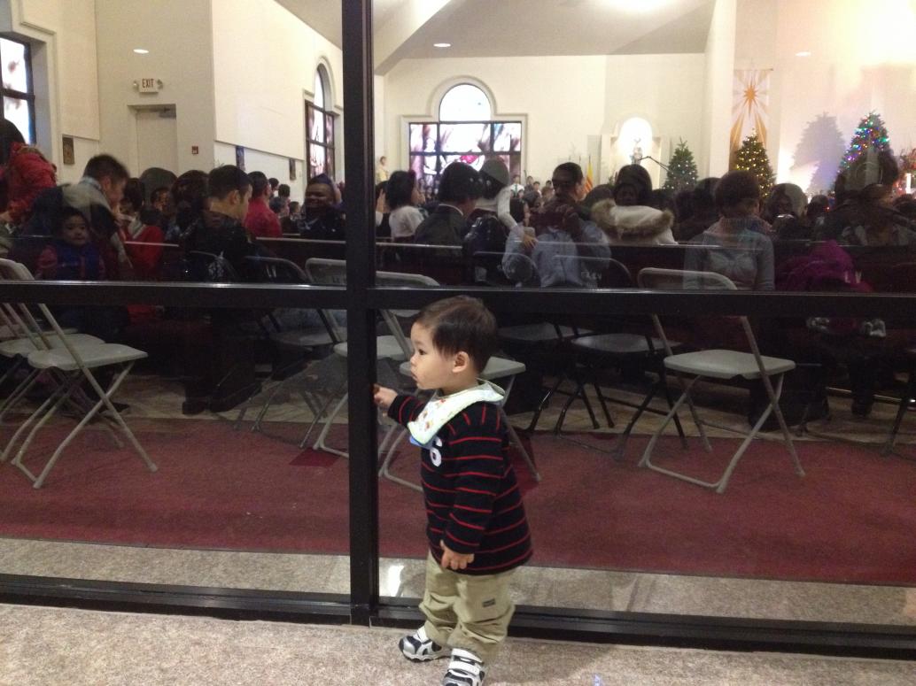 Em đang dòm đứa kia ăn.  Lát hồi em được người ta cho ăn ké.