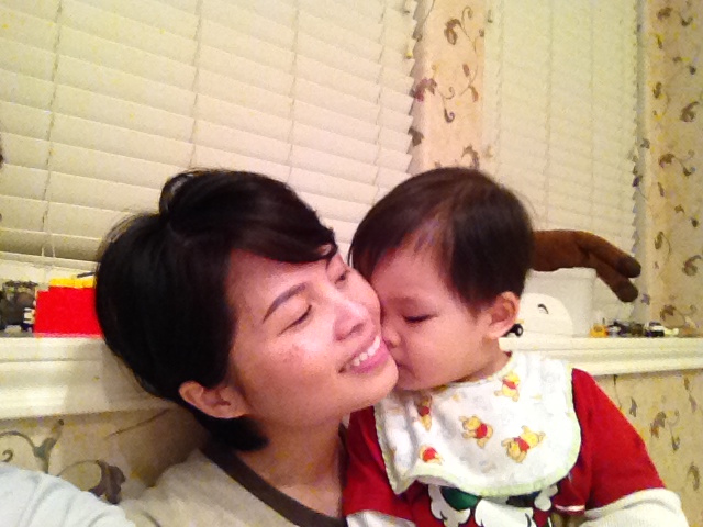 Tối đến không biết sao cả nhà ngồi một đám dưới đất.  Em hun Mẹ một cái thiệt là đã.