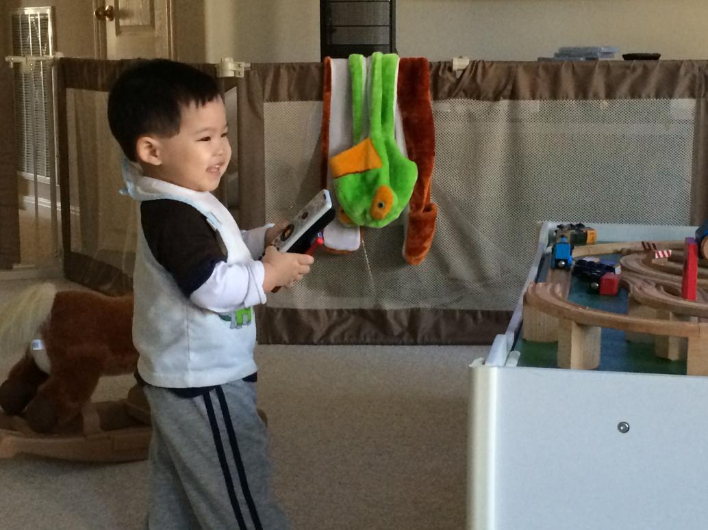 Nội năn nỉ thì bỏ chạy.