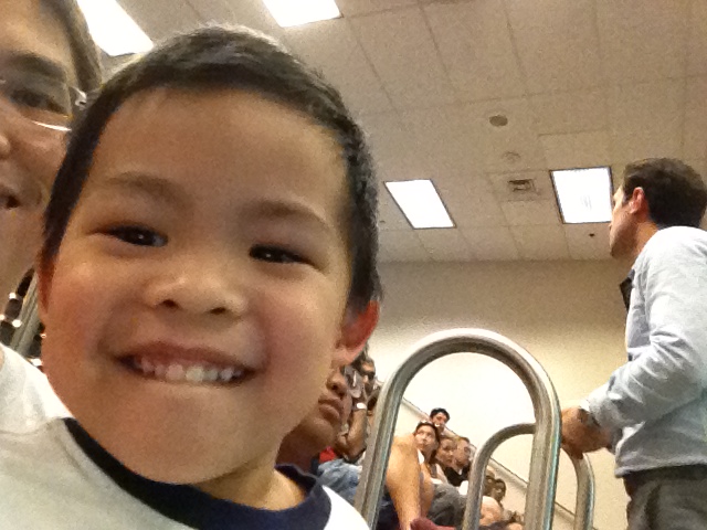 Người ta giải thích trạm diều khiển ra sao, con thì thích chụp hình với Ba.