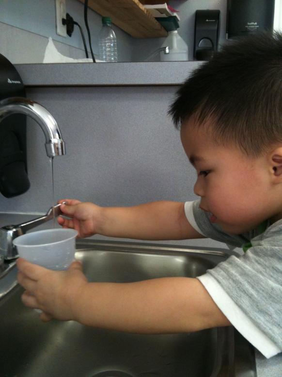 3 tuổi 2 tháng con vẫn đi học ngoan.  Ba chụp con đang hứng nước ở trường.