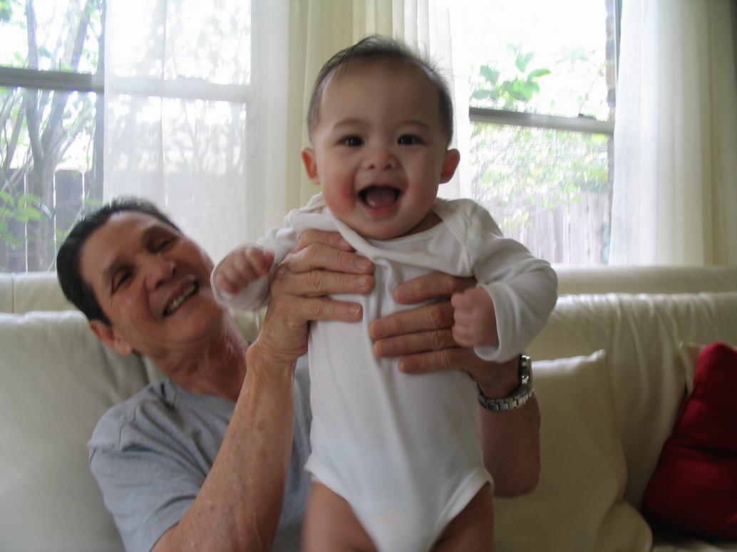 Ngày 7/31 Ông Bà Nội và Chú Lâm xuống chơi. Con lạ ngày đầu thôi, hôm sau thì cười toe toét rồi.