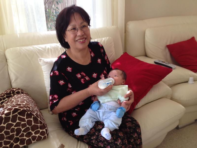 Cho em bú dễ hơn cho Cúc Cu bú, hihi.