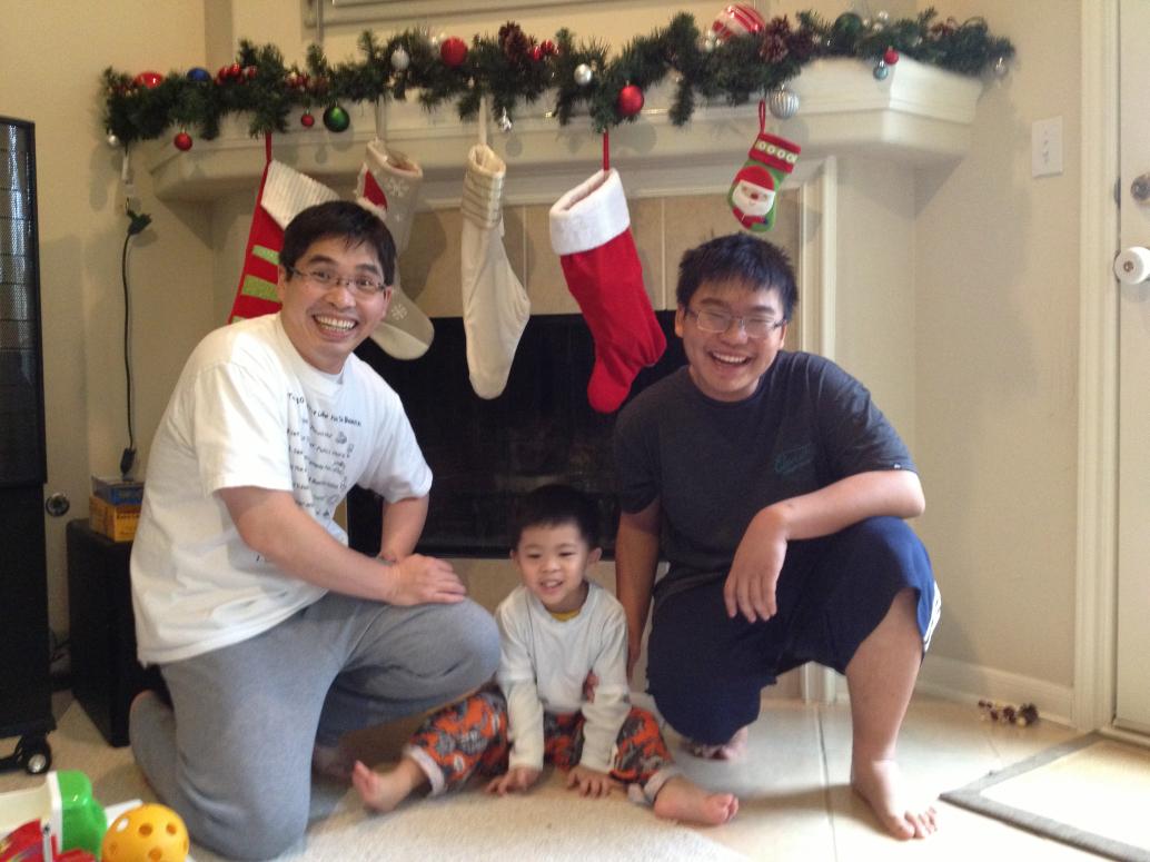 Bây giờ mở quà ông Santa cho trong mấy cái vớ treo ở lò sưởi.