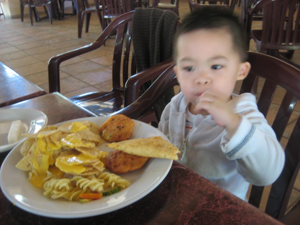 Con ăn đồ Mễ ngon lành.