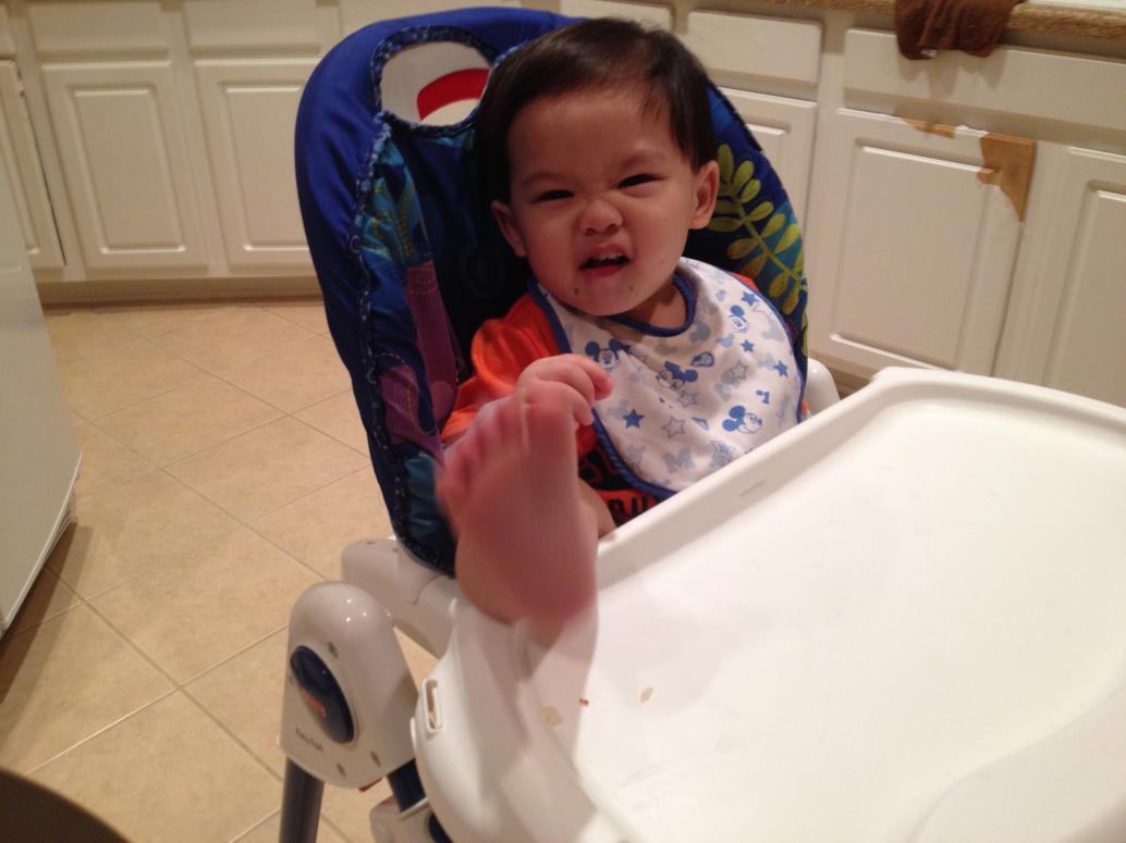 Ngồi ăn mà để chân lên bàn mới chịu.