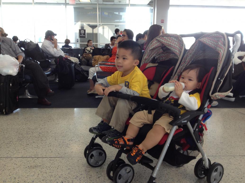 Ngày 10/3/2013 cả nhà lên đường về Việt Nam.  Đang đợi lên máy bay chuyến lúc 10:45 sáng.