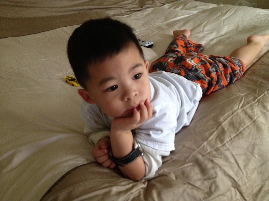 Con chơi một chút rồi coi TV vẫn thích hơn, không quên lấy đồng hồ xịn của Nội đeo chơi.