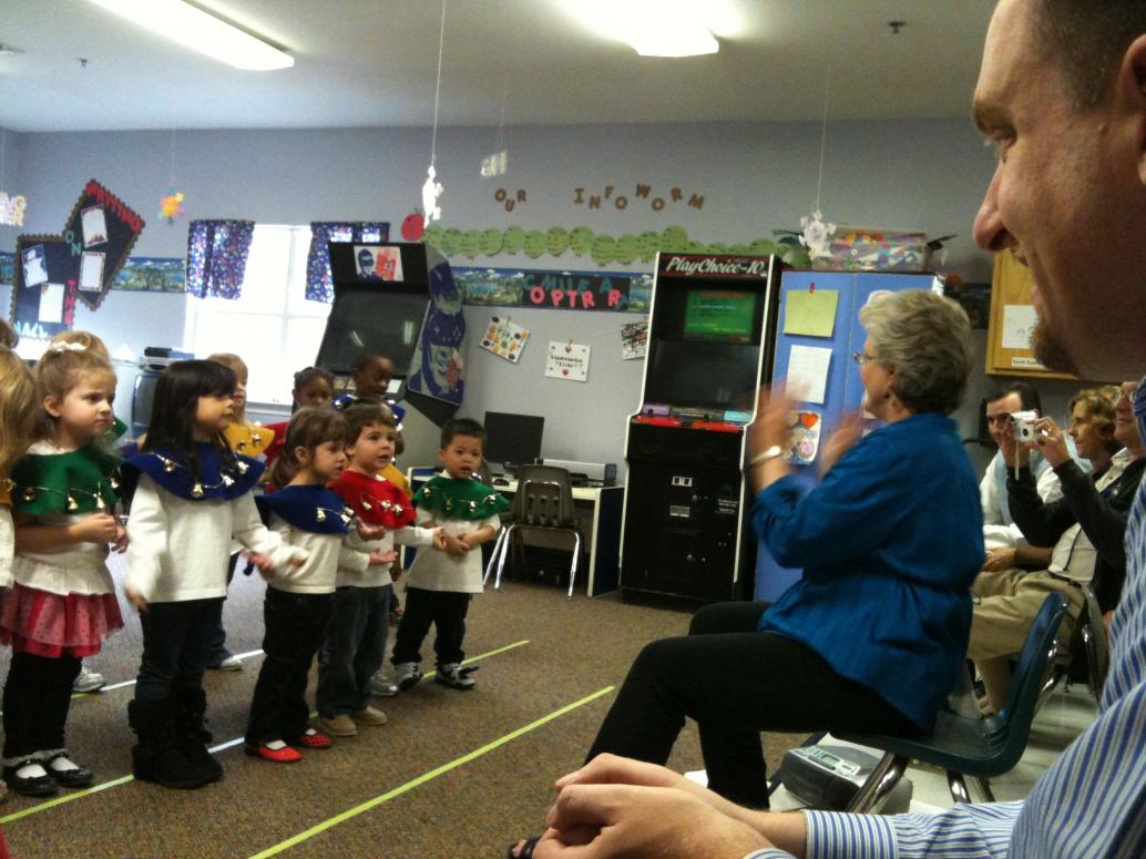 Cô giáo bắt nhịp bài Jingle Bells, mọi người cùng hát nghen.