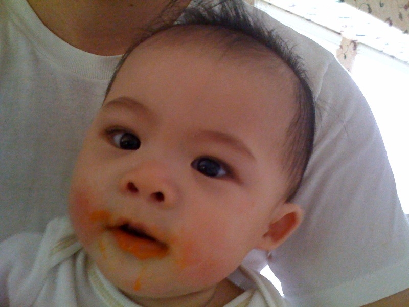 Con đang ăn carrots với Ba nè. Bắt đầu mùa hè này con ăn các loại rau củ