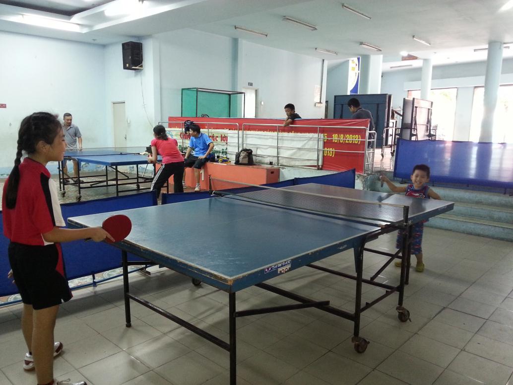 ...đánh bóng bàn..đánh cây vợt bóng bàn thì đúng hơn, hehe.