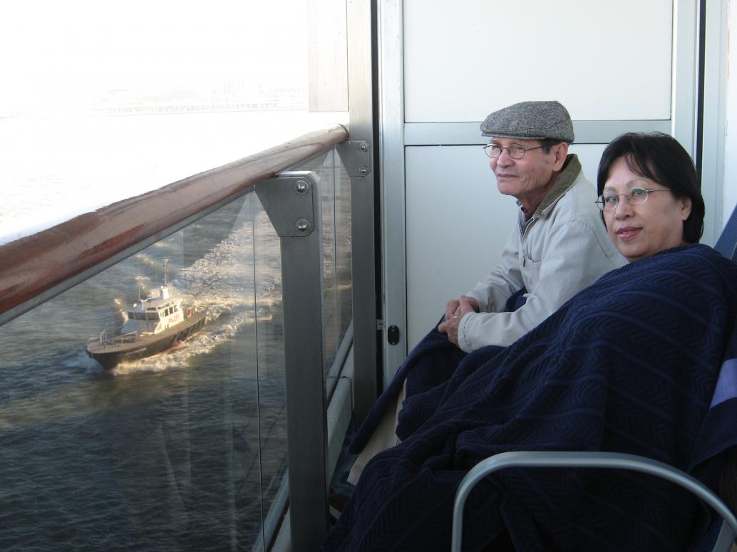 Ngày đầu tiên 1/2/2012, mọi người thích thú ngắm cảnh ngoài ban công.