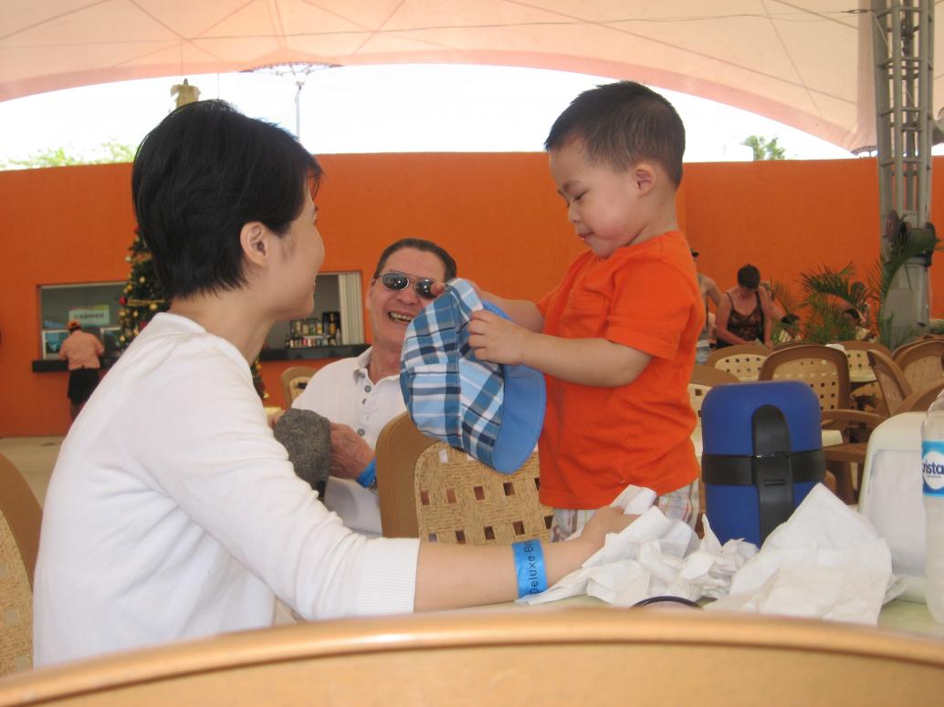 Tắm biển xong lên bờ ăn.  Con cười vui vẻ, không mệt gì cả.