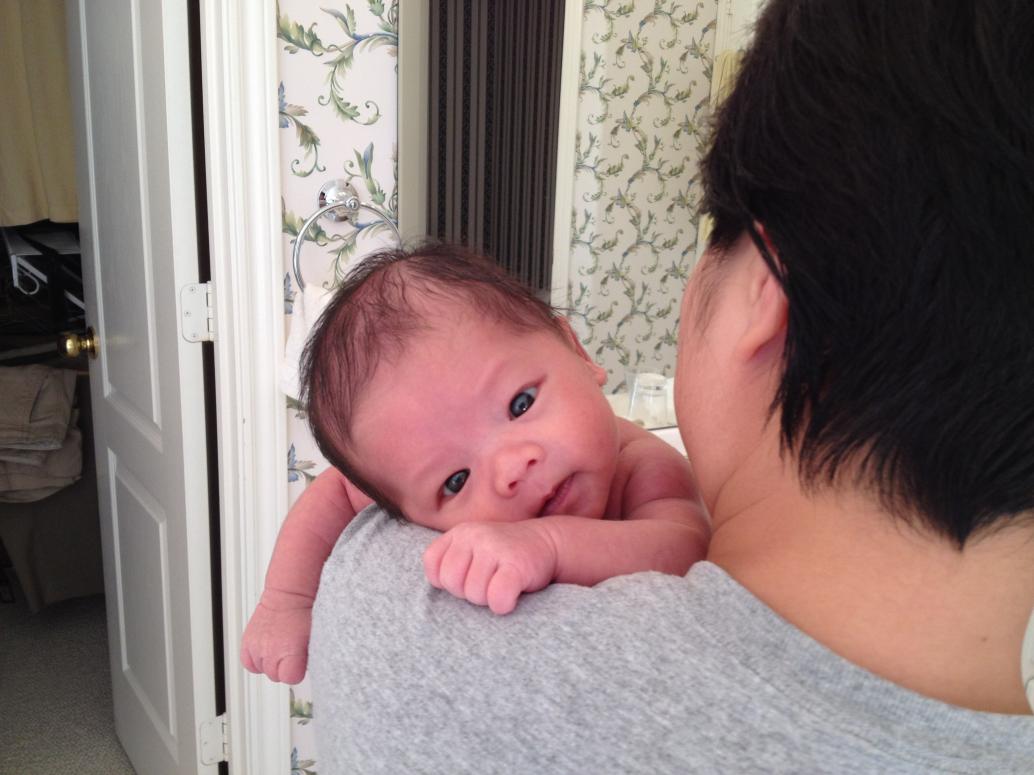 Ba Mẹ tắm em là con hỏi, 'Daddy, can i help?'