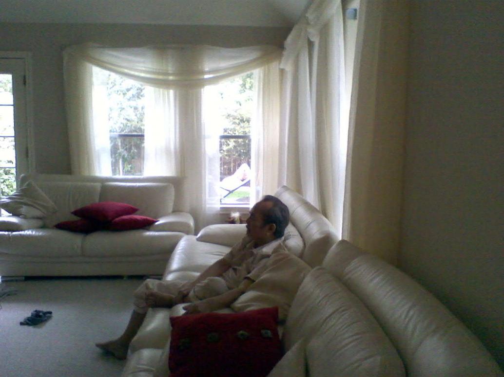 Thường ngày mọi người đi làm đi học Bà Ngoại ngồi ngoài vườn ngắm mây trôi, Ông Ngoại coi TV ngắm cầu thủ.