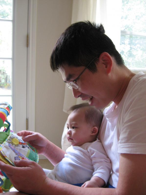 7 tháng tuổi con vẩn rất thích đọc sách, nhất là khi Ba đọc con nghe