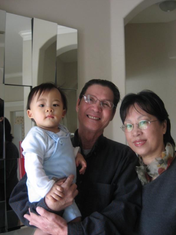 ...bây giờ Ông Nội mới ẵm nổi con, hy vọng con không nhào lên nhào xuống.