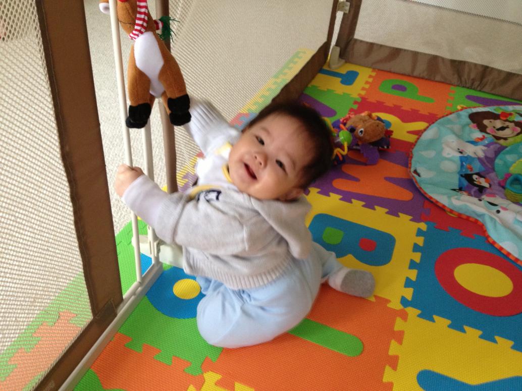 ...rồi vịn đứng lên..