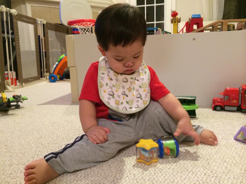 Sau một ngày giành giựt, em vừa chơi vừa lim dim...