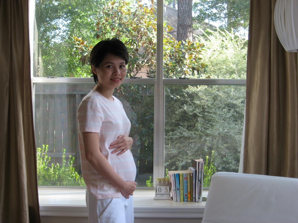 Từ khi biết có con, Mẹ nhờ Ba chụp hình hai mẹ con mình. Cái này là lúc con được 2 tháng trong bụng Mẹ..