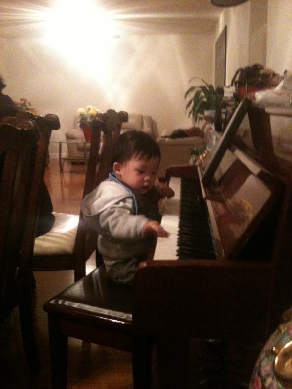 Con thì coi cái đàn piano ở nhà Bà Ngân đánh có hay không.