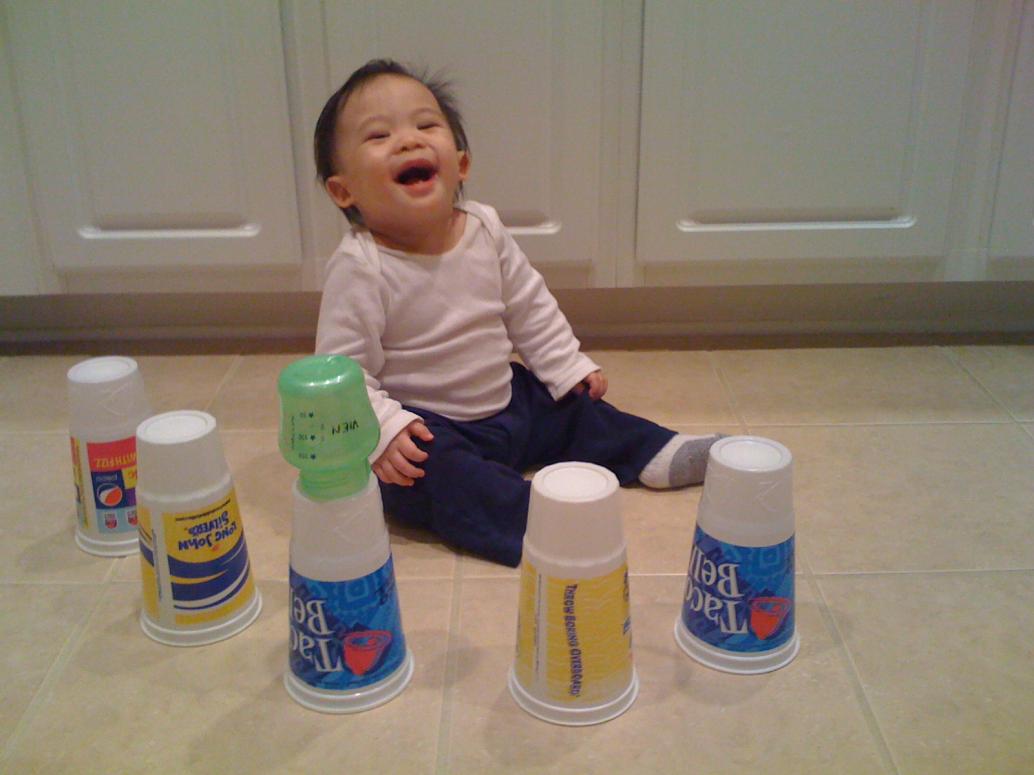 nhưng mà chơi với mấy cái ly miễn phí này cũng vui lắm, thương con ghê nơi