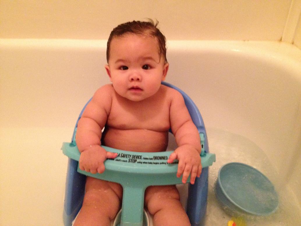 Ngày 2/6/2013 Ba với anh Hai lên thăm Bà Nội, con ở nhà với Mẹ.