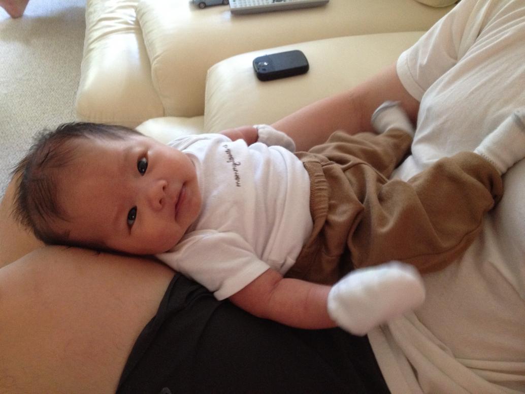 Em nằm trên chân Ba cho chú Lâm chụp hình.